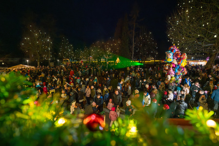 Ribnica zažarela v praznični podobi