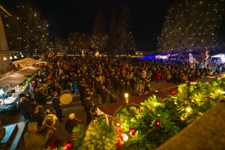 Ribnica zažarela v praznični podobi