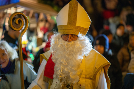 Ribnica zažarela v praznični podobi