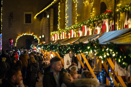 Ribnica zažarela v praznični podobi