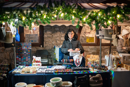 Ribnica zažarela v praznični podobi