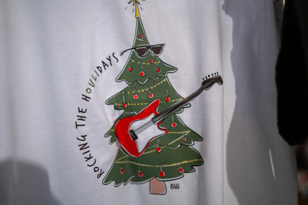 Ribnica zažarela v praznični podobi