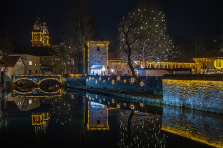 Ribnica zažarela v praznični podobi